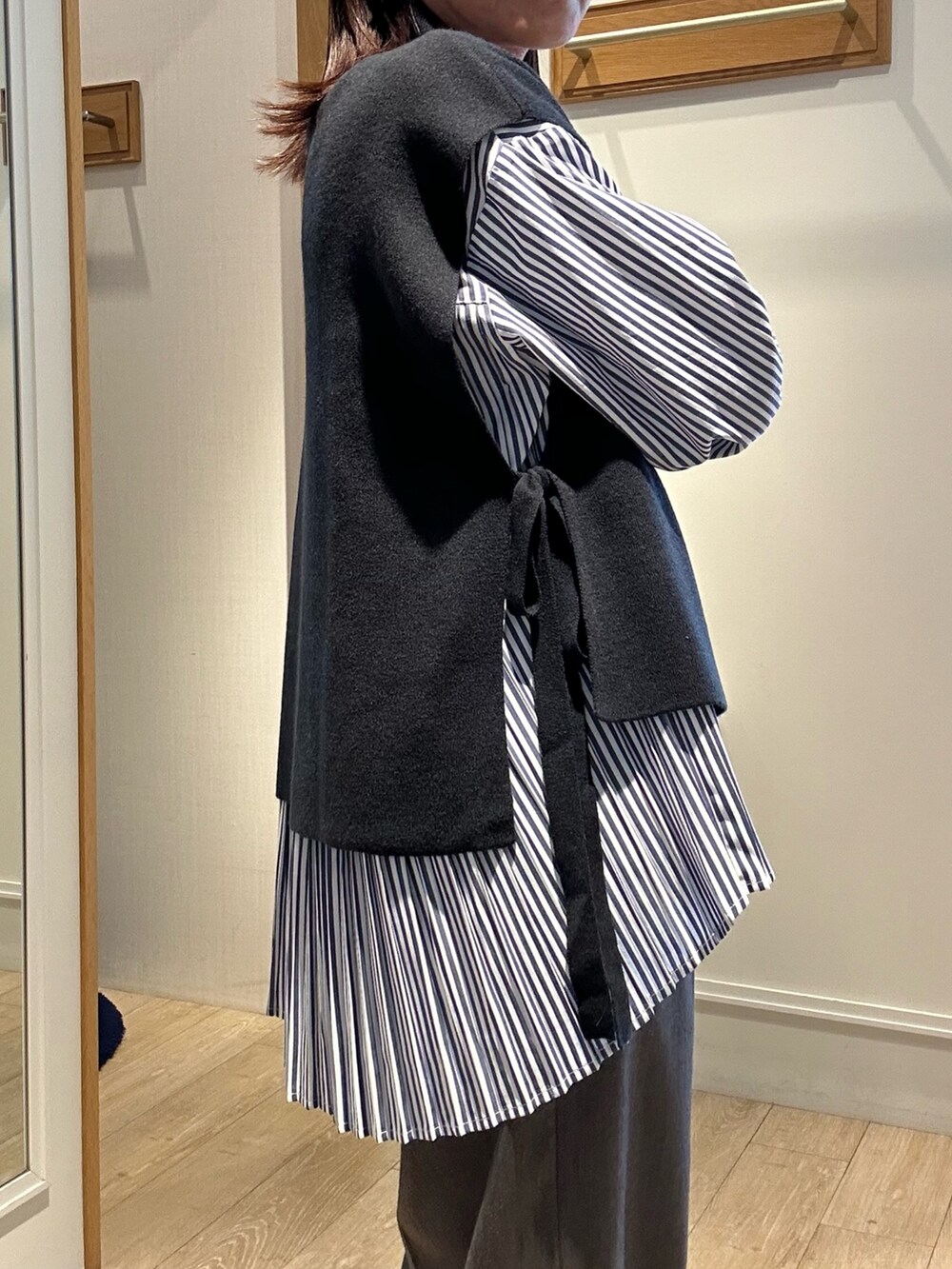 ブラック系のブルゾン、グレー系のその他パンツ、ブラック系のニット/セーターを着用したレディースの秋コーディネートの7枚目の写真