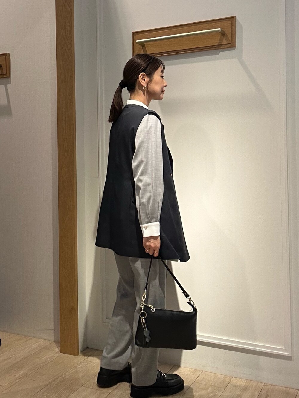 ブラック系のシャツ/ブラウス、ブラック系のその他パンツ、ブラック系のバッグを着用したレディースの冬コーディネートの2枚目の写真