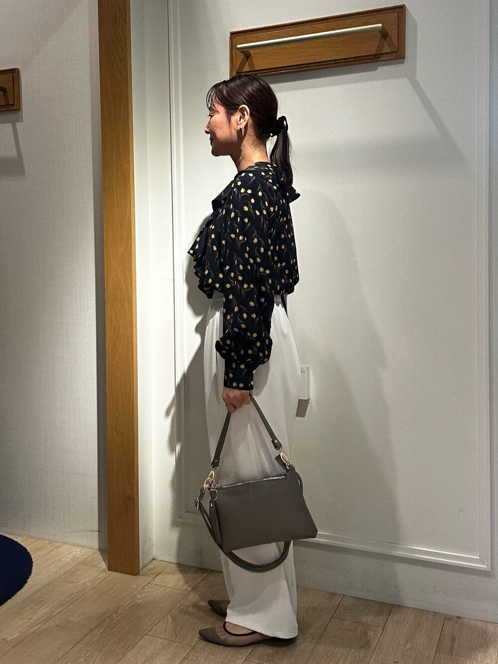 ブルー系のシャツ/ブラウス、ホワイト系のその他パンツ、グレー系のショルダーバッグを着用したレディースの春コーディネートの2枚目の写真