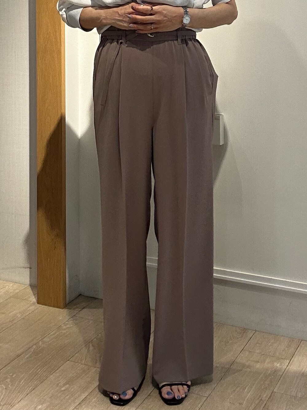 ブラック系のサンダル、ホワイト系のシャツ/ブラウス、イエロー系のテーラードジャケットを着用したレディースの夏コーディネートの9枚目の写真