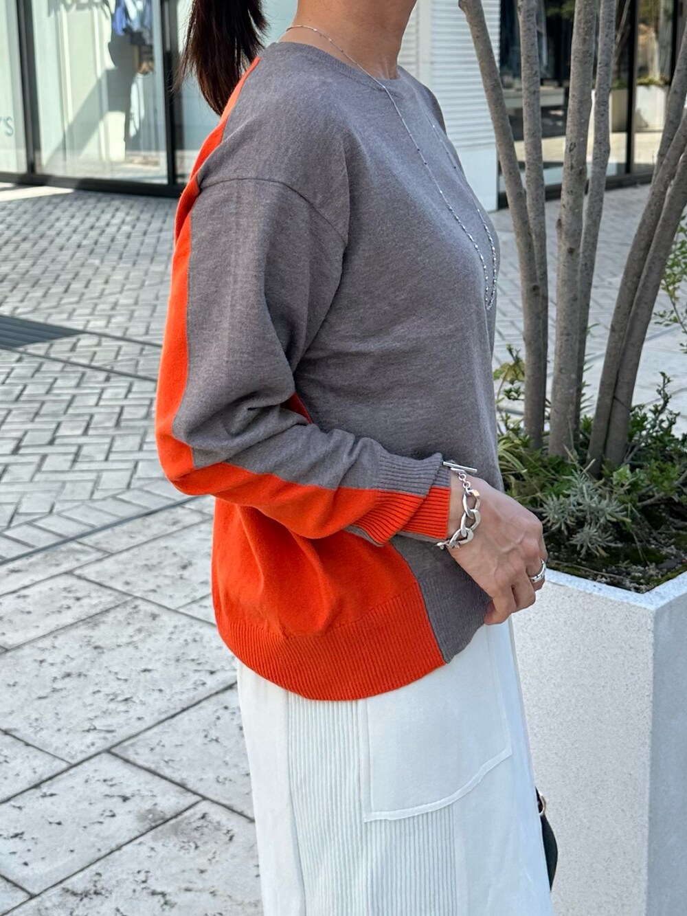 ブラウン系のニット/セーター、グレー系のスカート、ブラウン系のブルゾンを着用したレディースの秋コーディネートの6枚目の写真