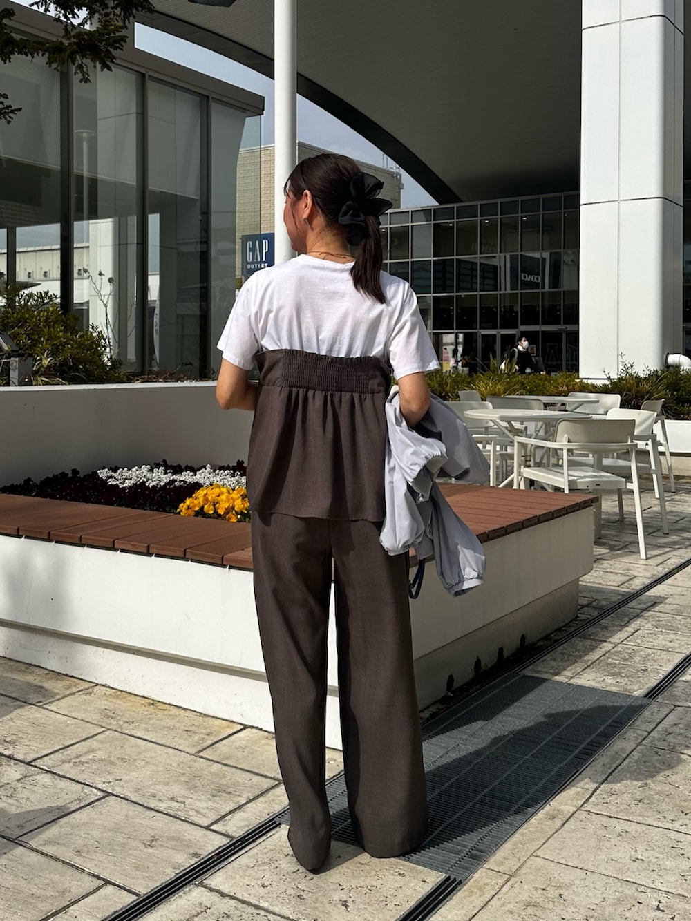 グリーン系のシャツ/ブラウス、ブルー系のブルゾン、ブルー系のショルダーバッグを着用したレディースの春コーディネートの3枚目の写真