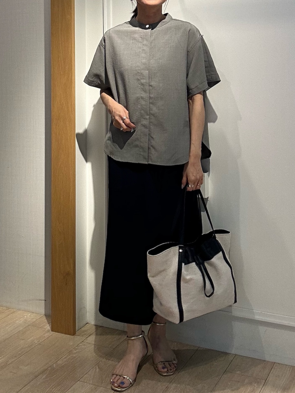 「夏ルックで気分アップ、シンプルコーデ、夏コーデ、お出かけコーデ、夏服コーデ、涼しいコーデ、シャツ/ブラウス、ノーリーズ、低身長コーデ、低身長女子、150cm台コーデ、きちんとスタイル、通勤コーデ、通勤スタイル、カーキシャツ」｜「MICO COULIERの麻調ヒヨクターンバックブラウス（シャツ/ブラウス、グリーン系）」を使った、daimonさん（レディース・154cm）の夏コーディネートの9枚目の写真