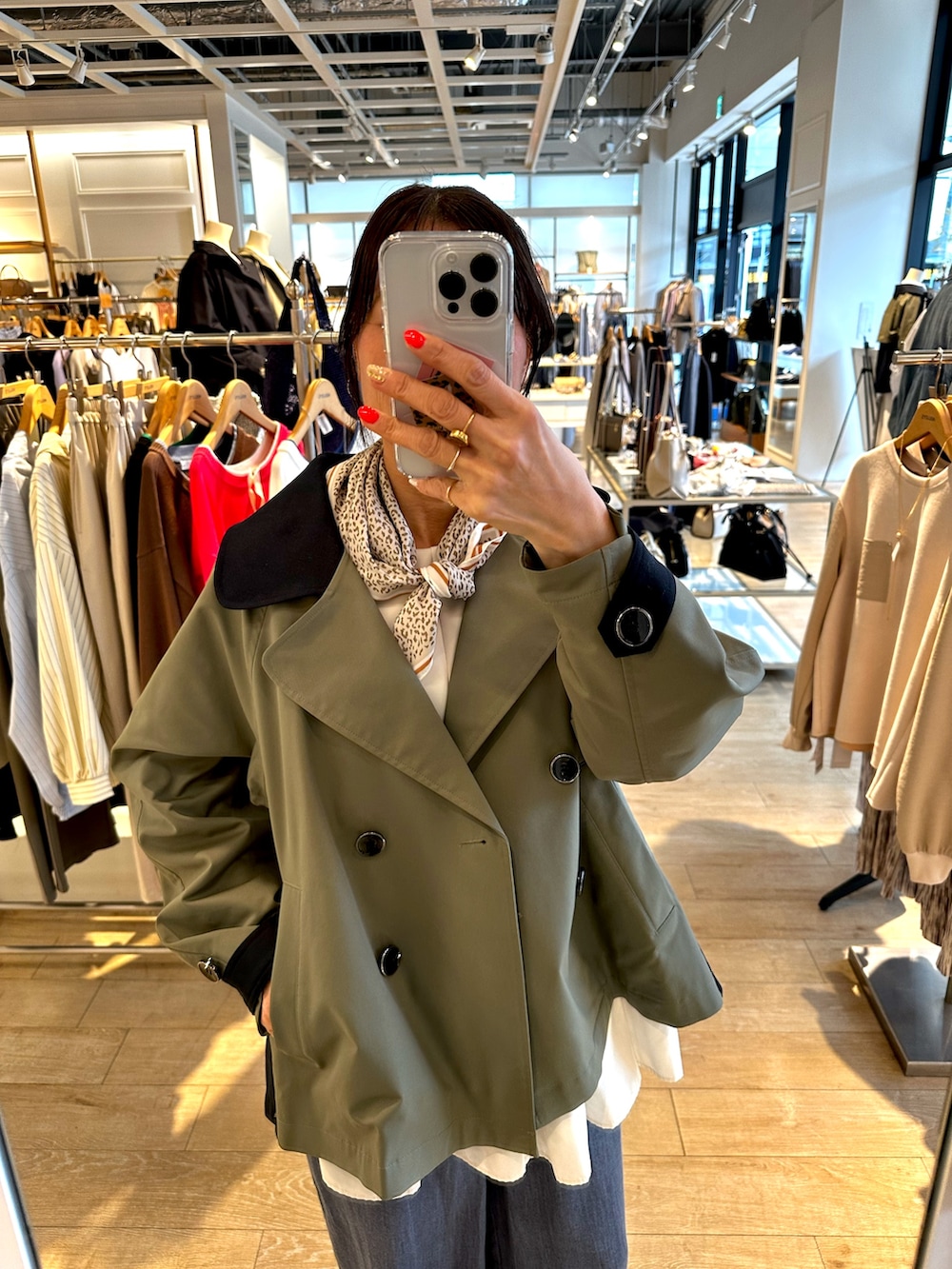 ブルー系のその他パンツ、ブルー系のトートバッグ、ホワイト系のシャツ/ブラウスを着用したレディースの春コーディネートの7枚目の写真