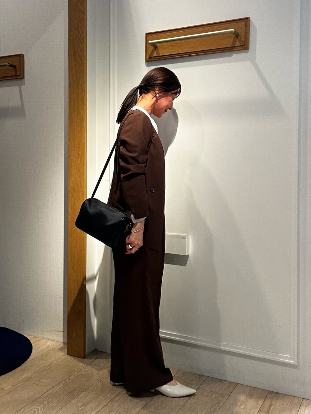 ブラック系のショルダーバッグ、ベージュ系のシャツ/ブラウス、ブラウン系のノーカラージャケットを着用したレディースの春コーディネートの10枚目の写真