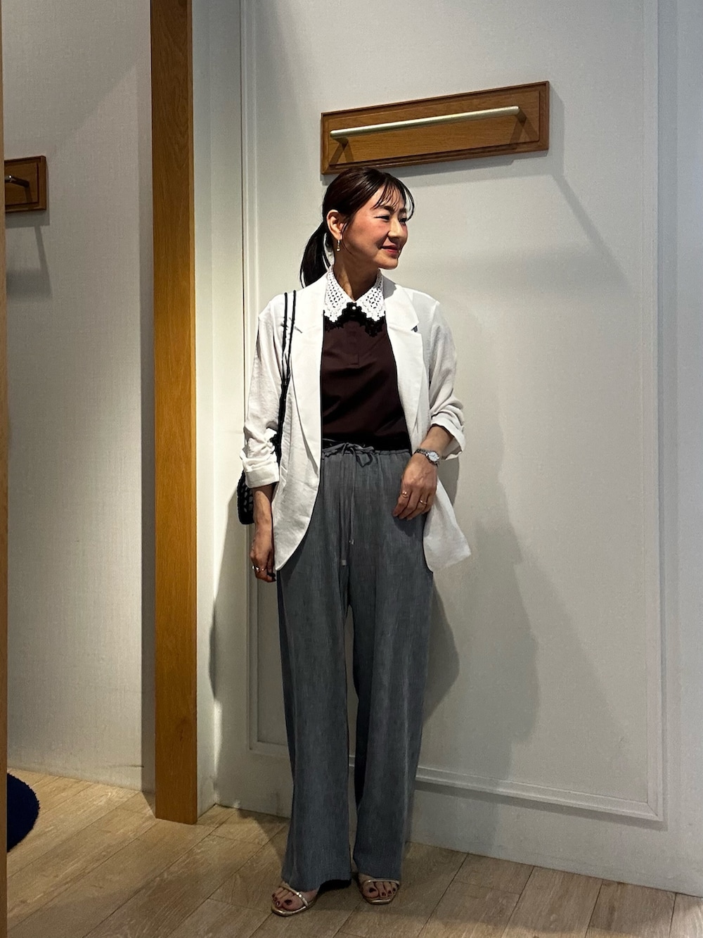 ホワイト系のテーラードジャケット、ブルー系のその他パンツ、ブラック系のTシャツ/カットソーを着用したレディースの春コーディネートの9枚目の写真