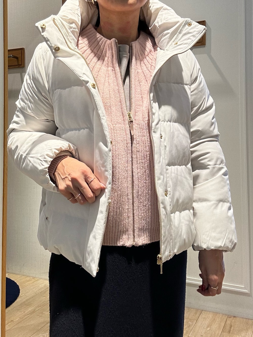 ホワイト系のダウンジャケット/コート、ピンク系のニット/セーター、グレー系のTシャツ/カットソーを着用したレディースの冬コーディネートの4枚目の写真