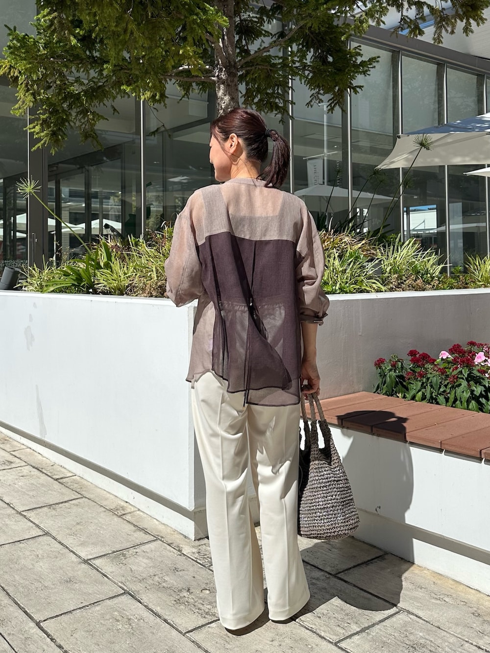 「タンクトップ、ノースリーブ、シアートップス、シンプルコーデ、夏コーデ、お出かけコーデ、大人カジュアルコーデ、夏ファッション、パンツスタイル、パンツコーデ、キレイめコーデ、リラックススタイル、ノーリーズ」｜「MICO COULIERのシアーリネンライクシャツ　バイカラー（シャツ/ブラウス、ブラウン系）」を使った、daimonさん（レディース・154cm）の夏コーディネートの5枚目の写真