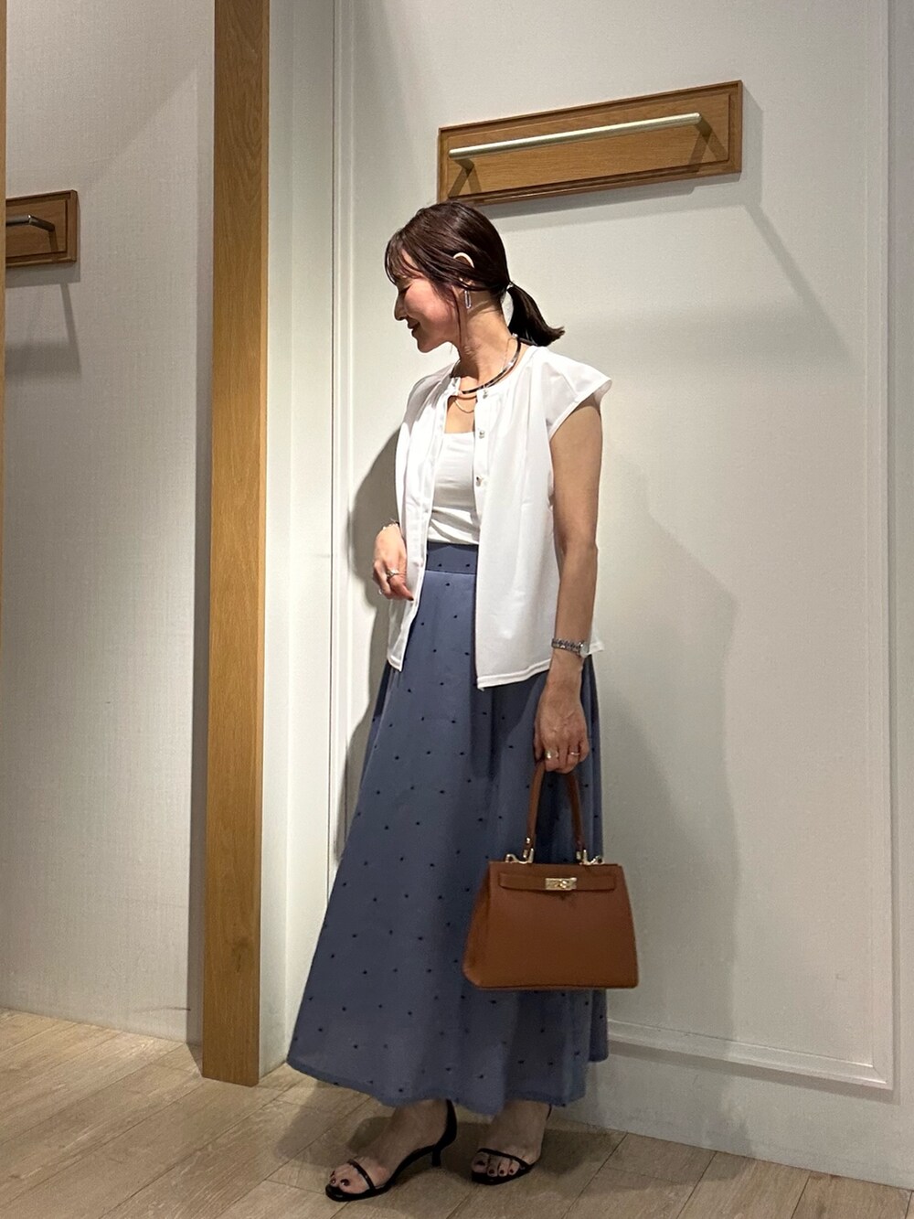 「白シャツ、サンダル、白Tシャツ、夏ファッション、大人可愛い、春夏コーデ、シンプルスタイル、スカートコーデ、低身長女子、甘めカジュアル、カジュアルスタイル、シャツコーデ、オトナカジュアル、キレイめ、40代ファッション」｜「MICO COULIERのエステルカノコカットブラウス（Tシャツ/カットソー、ホワイト系）」を使った、daimonさん（レディース・154cm）の春コーディネートの10枚目の写真