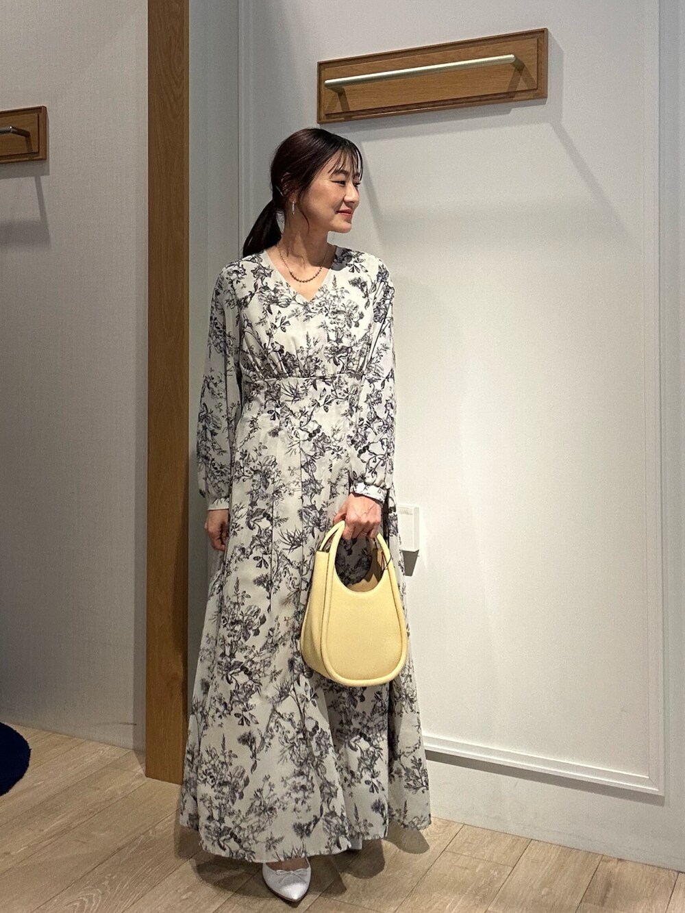 ベージュ系のワンピース、ブルー系のテーラードジャケットを着用したレディースの春コーディネートの5枚目の写真