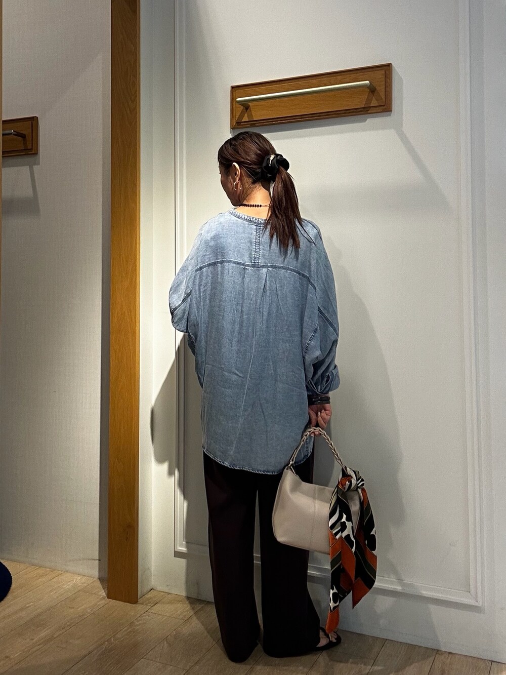 ブルー系のシャツ/ブラウス、ホワイト系のシャツ/ブラウス、ブラウン系のその他パンツを着用したレディースの夏コーディネートの2枚目の写真