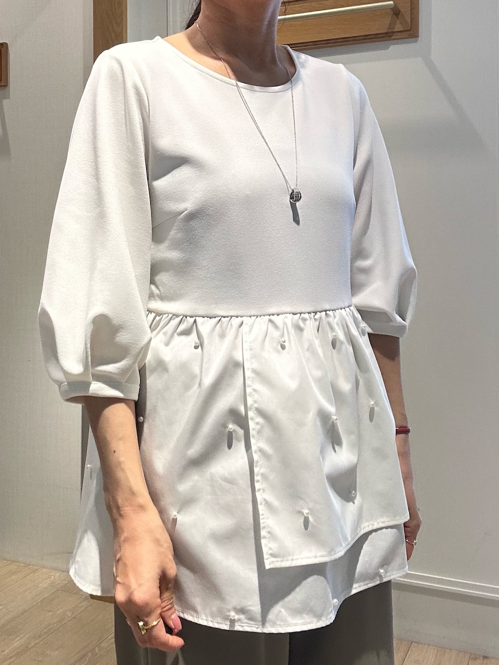 ホワイト系のシャツ/ブラウス、グリーン系のその他パンツ、ホワイト系のボストンバッグを着用したレディースの春コーディネートの4枚目の写真