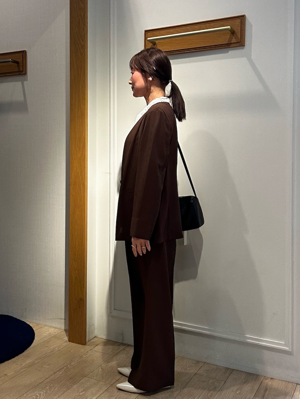 ブラウン系のその他パンツ、ベージュ系のシャツ/ブラウス、ブラウン系のノーカラージャケットを着用したレディースの春コーディネートの3枚目の写真