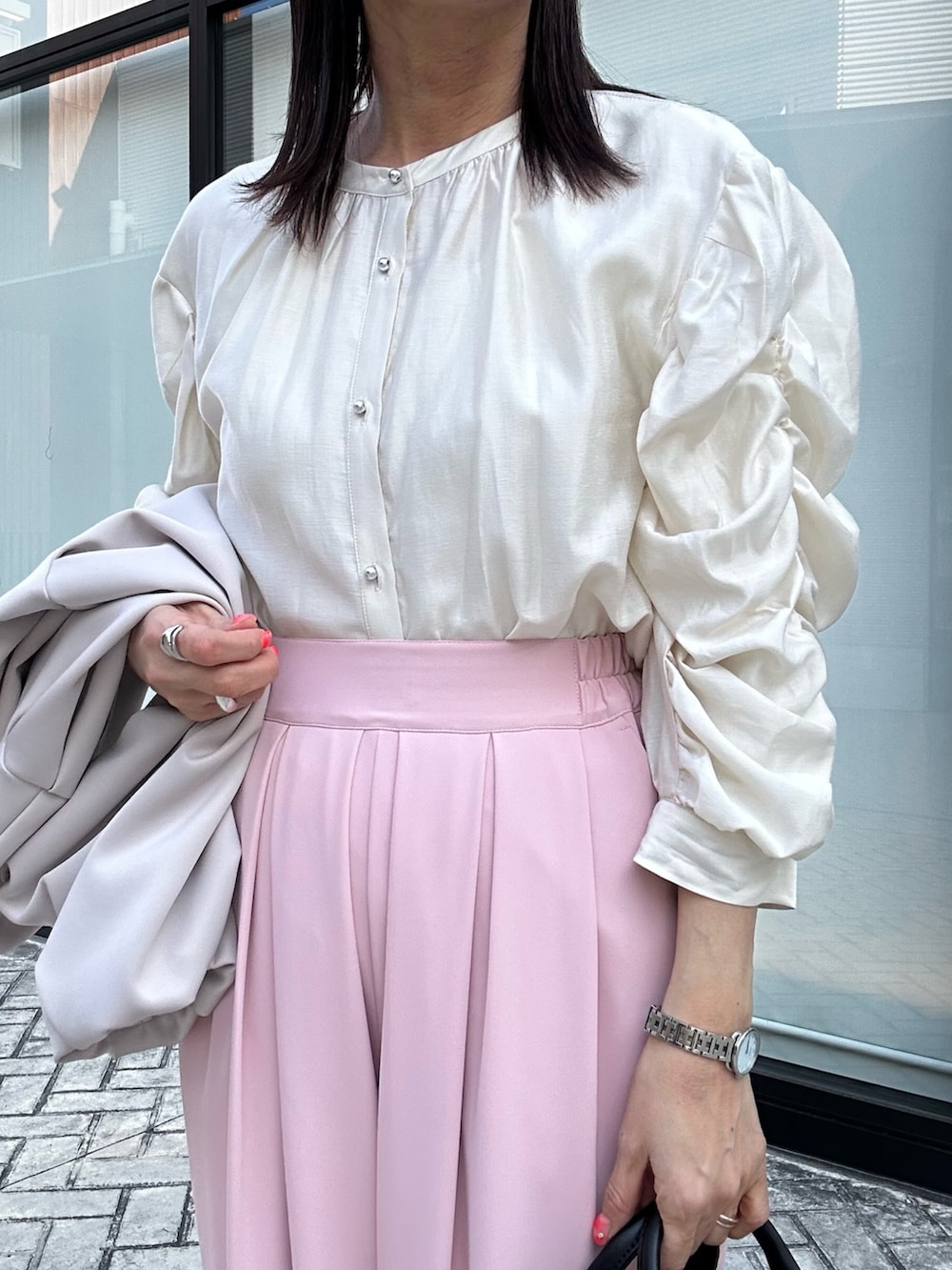 ピンク系のその他パンツ、ベージュ系のブルゾン、ホワイト系のシャツ/ブラウスを着用したレディースの冬コーディネートの10枚目の写真