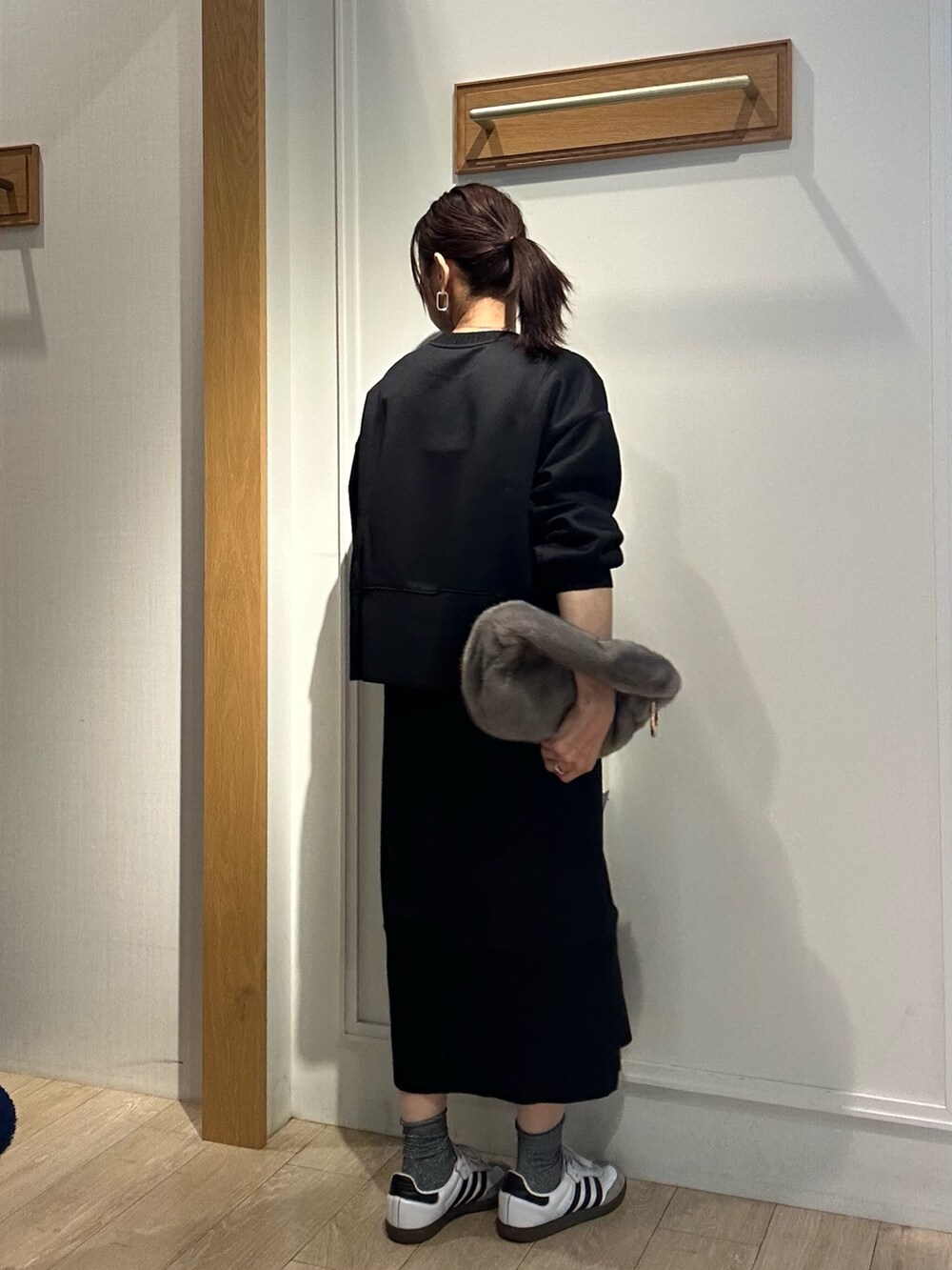 ブラック系のTシャツ/カットソー、ブラック系のスカートを着用したレディースの秋コーディネートの4枚目の写真