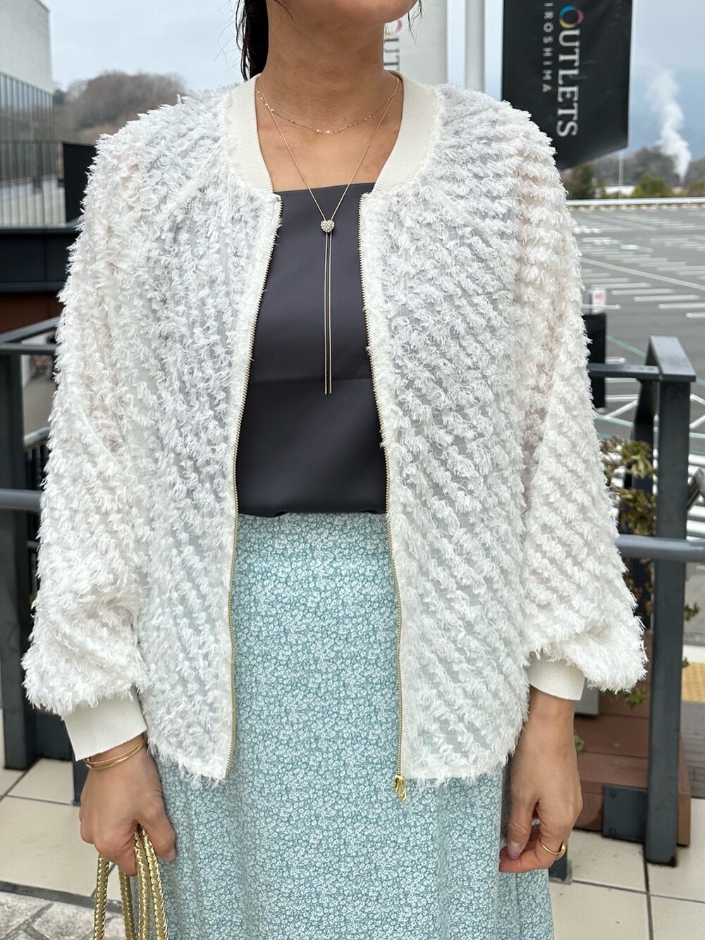 「春コーデ、春めき満開コーデ、春服コーデ、大人可愛い、大人コーデ、春、低身長女子、お花見コーデ、150cm台コーデ、低身長コーデ、シャギーカーディガン、花柄、花柄スカート、シアー、春服」｜「MICO COULIERのミニフラワープリントスカート（スカート、グリーン系）」を使った、daimonさん（骨格ナチュラル・レディース・154cm）の春コーディネートの5枚目の写真