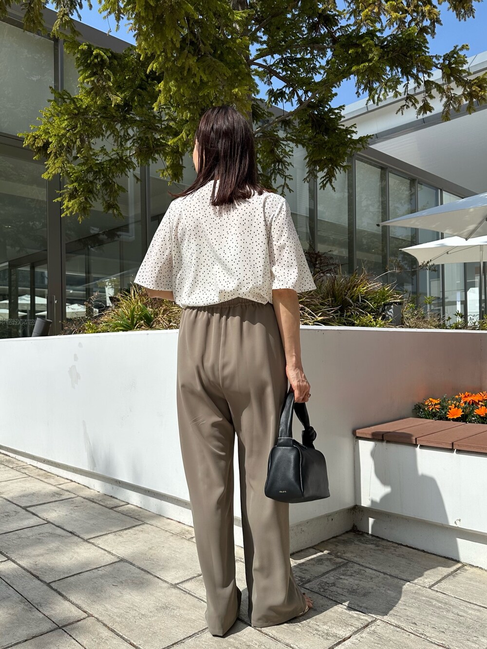 ホワイト系のシャツ/ブラウス、グリーン系のその他パンツ、ブラック系のショルダーバッグを着用したレディースの春コーディネートの3枚目の写真