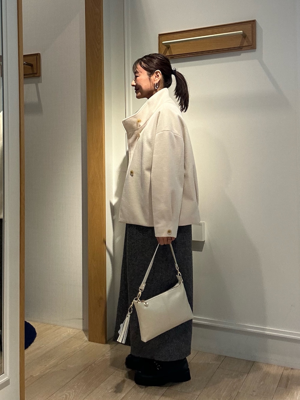 ホワイト系のテーラードジャケット、グレー系のワンピース、ホワイト系のシャツ/ブラウスを着用したレディースの秋コーディネートの2枚目の写真