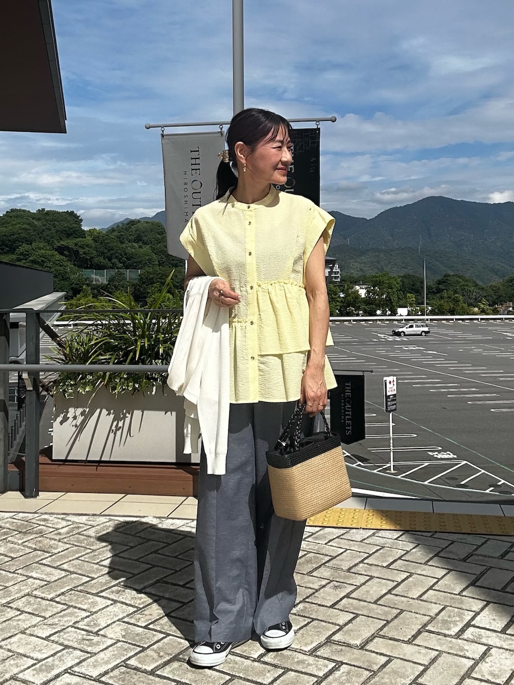 イエロー系のシャツ/ブラウス、ブルー系のその他パンツ、ブルー系のカーディガン/ボレロを着用したレディースの春コーディネートの4枚目の写真