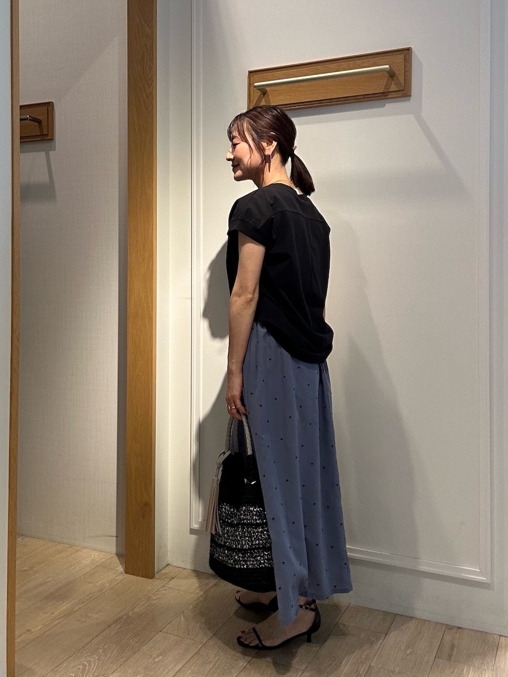 「サンダル、黒Tシャツ、低身長コーデ、春夏コーデ、大人カジュアルコーデ、楽チンコーデ、大人コーデ、夏、スカートコーデ、低身長女子、150cm台コーデ、大人カジュアル、大人ファッション、40代ファッション、ドットスカート」｜「fredy couleurのマチ付デザイン袖麻調カットT（Tシャツ/カットソー、ブラック系）」を使った、daimonさん（レディース・154cm）の夏コーディネートの2枚目の写真