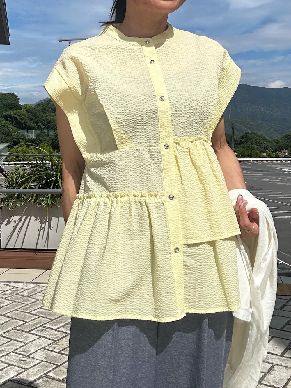 イエロー系のシャツ/ブラウス、ブルー系のその他パンツ、ブルー系のカーディガン/ボレロを着用したレディースの春コーディネートの6枚目の写真