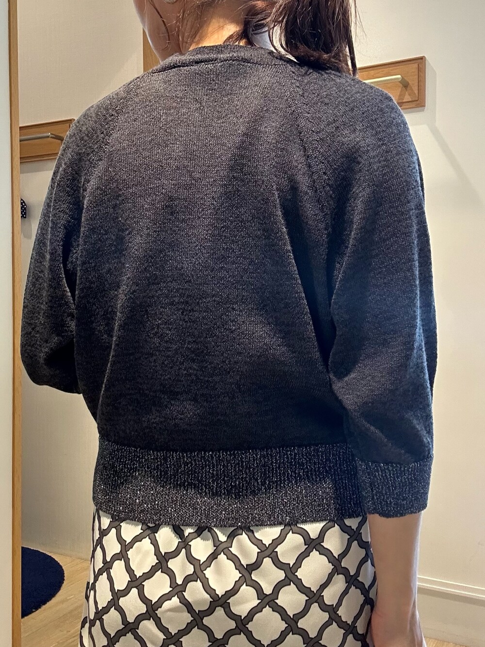 「春色、春めき満開コーデ、大人カジュアル、お花見コーデ、大人女子、オトナカワイイ、デイリーカジュアル、お出かけコーデ、初春コーデ、オトナ女子、低身長コーデ、低身長女子、40代ファッション、カーディガンコーデ、ワンピース」｜「MICO COULIERのアイテム（カーディガン/ボレロ、ブラック系）」を使った、daimonさん（骨格ナチュラル・レディース・154cm）の春コーディネートの9枚目の写真