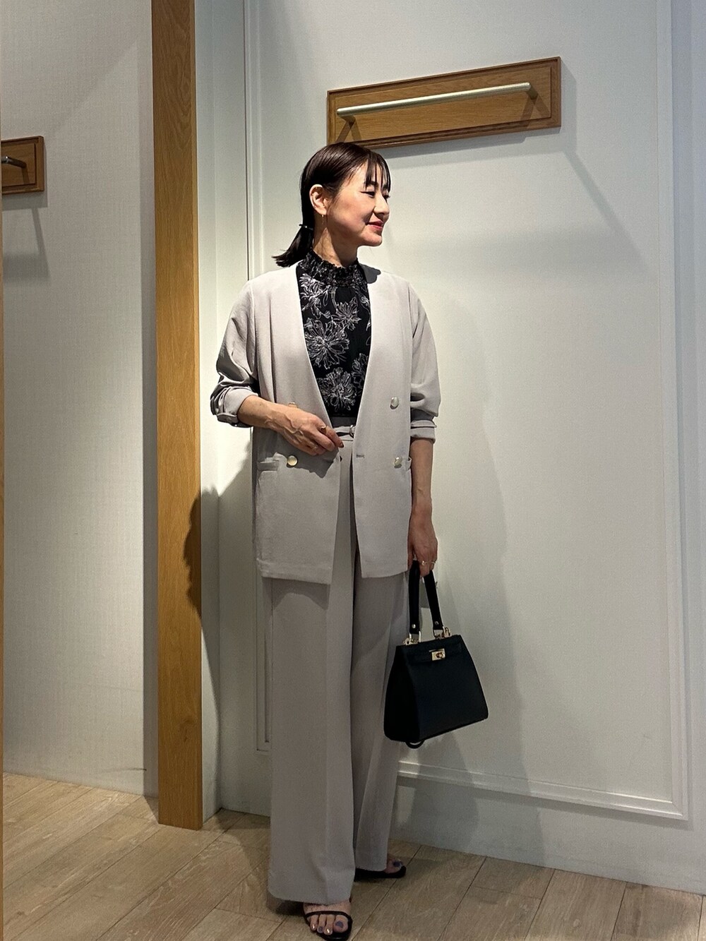 ベージュ系のノーカラージャケット、ベージュ系のその他パンツ、ブラック系のショルダーバッグを着用したレディースの夏コーディネートの4枚目の写真