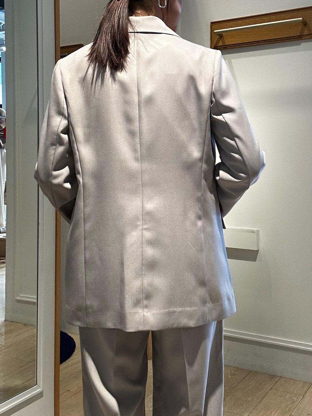 ベージュ系のテーラードジャケット、ベージュ系のその他パンツ、ホワイト系のシャツ/ブラウスを着用したレディースの冬コーディネートの6枚目の写真