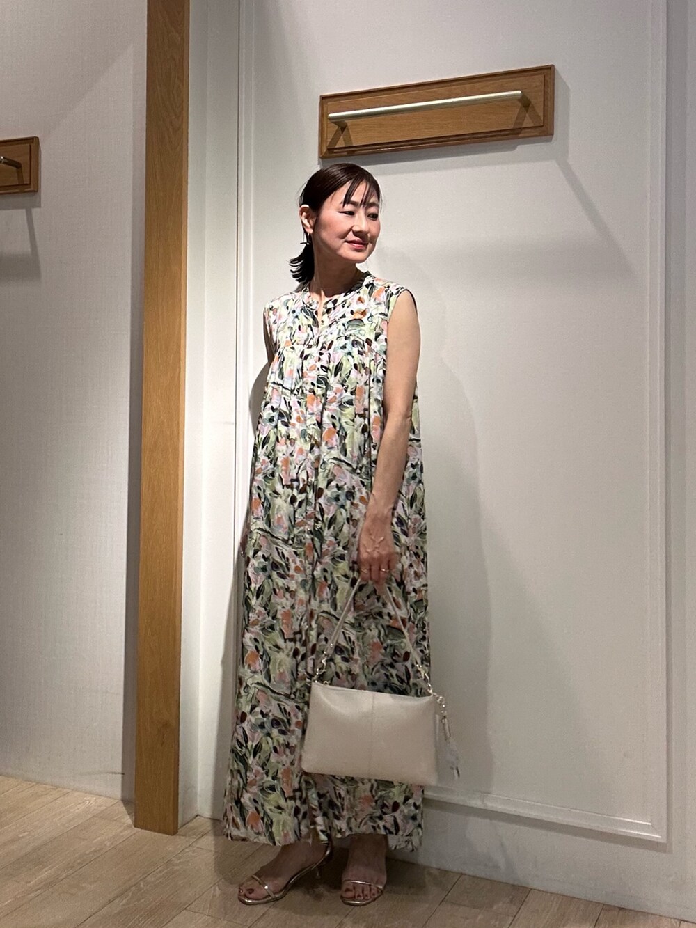 ホワイト系のブルゾン、グリーン系のワンピースを着用したレディースの夏コーディネートの4枚目の写真