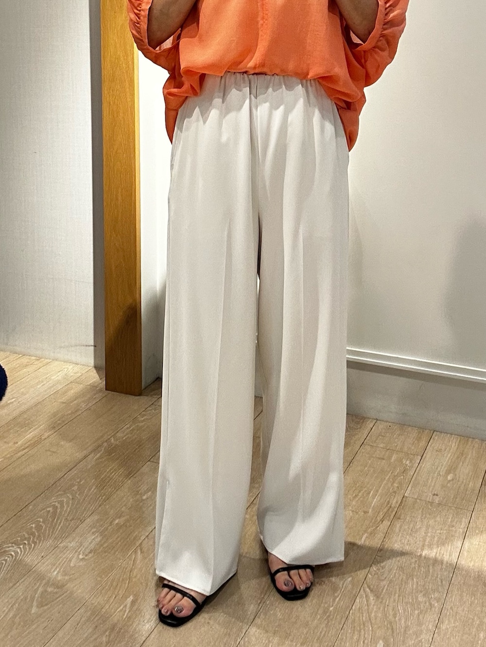 ブラウン系のトートバッグ、ホワイト系のTシャツ/カットソー、グレー系のテーラードジャケットを着用したレディースの夏コーディネートの9枚目の写真