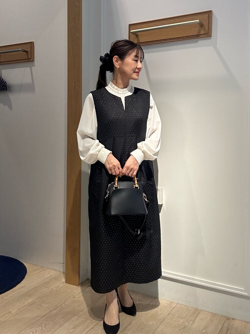 「春、大人女子、オフィススタイル、フェミニンコーデ、お仕事コーデ、キレイめ、入学式、入学式コーデ、入学式・卒業式、ワンピースコーデ、卒業式、卒業式コーデ、卒業式ママコーデ、入園式、入園式コーデ」｜「MICO COULIERの《オケージョン対応》ジョーゼットプリーツブラウス（シャツ/ブラウス、ホワイト系）」を使った、daimonさん（骨格ナチュラル・レディース・154cm）の春コーディネートの4枚目の写真