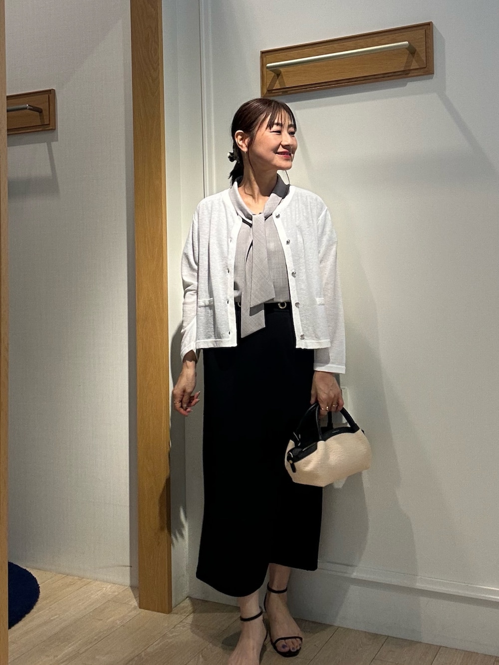 「半袖シャツ、お出かけコーデ、シンプルコーデ、夏コーデ、大人ファッション、キレイめコーデ、シンプルスタイル、スカートコーデ、低身長女子、おでかけコーデ、低身長コーデ、150cm台コーデ、きちんとスタイル、きちんとコーデ、カーディガンコーデ」|「NOLLEY’Sの【LORISTELLA/ロリステッラ】雑材コンビミニバッグmade in italy(バックパック/リュック、ブラック系)」を使った、daimonさん(レディース・154cm)の夏コーディネートの5枚目の写真