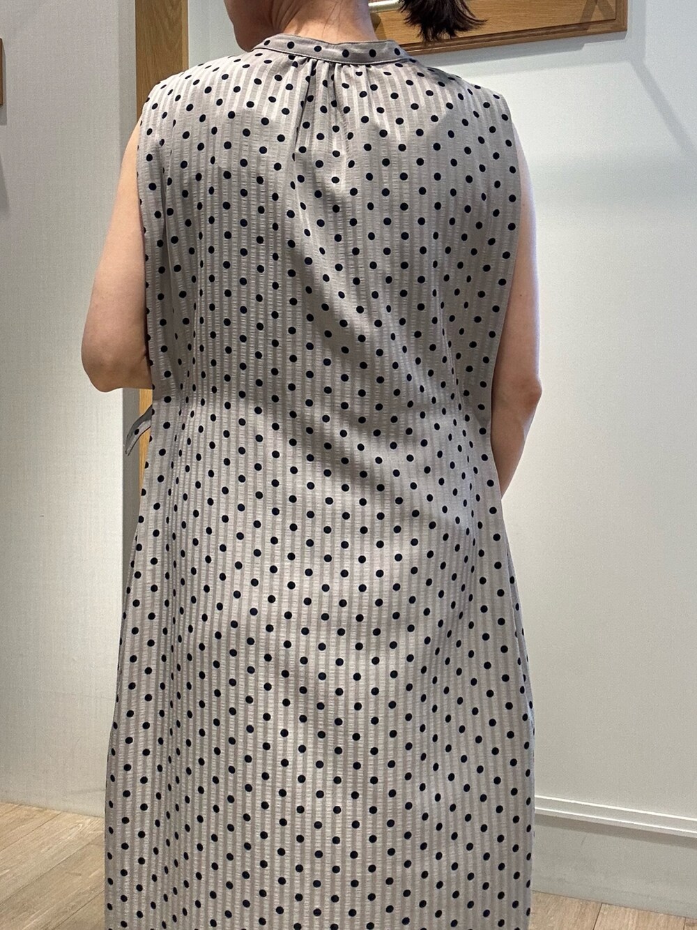 ベージュ系のワンピース、ブルー系のノーカラージャケット、グレー系のTシャツ/カットソーを着用したレディースの夏コーディネートの8枚目の写真