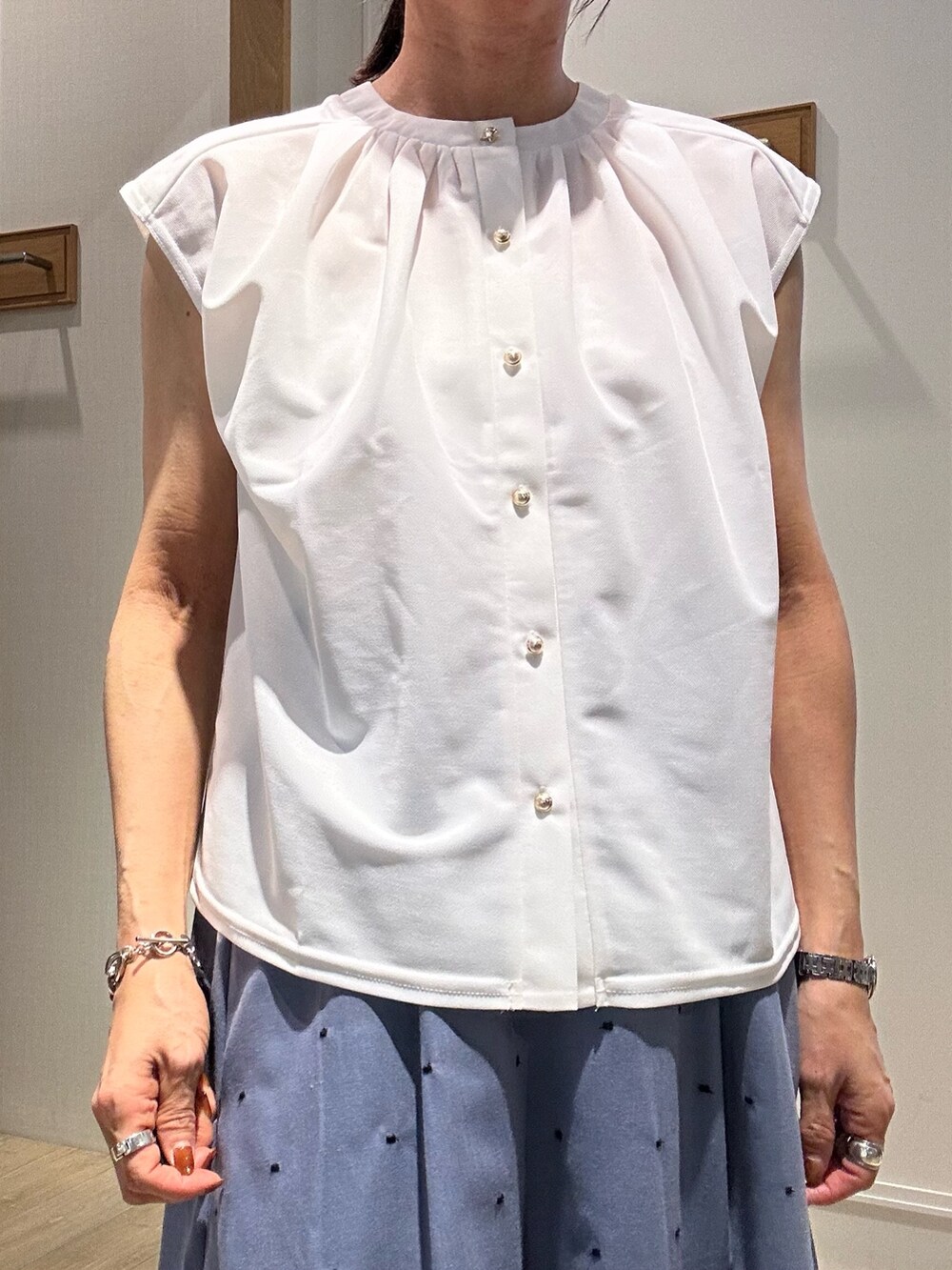 「白シャツ、サンダル、白Tシャツ、夏ファッション、大人可愛い、春夏コーデ、シンプルスタイル、スカートコーデ、低身長女子、甘めカジュアル、カジュアルスタイル、シャツコーデ、オトナカジュアル、キレイめ、40代ファッション」｜「MICO COULIERのエステルカノコカットブラウス（Tシャツ/カットソー、ホワイト系）」を使った、daimonさん（レディース・154cm）の春コーディネートの4枚目の写真