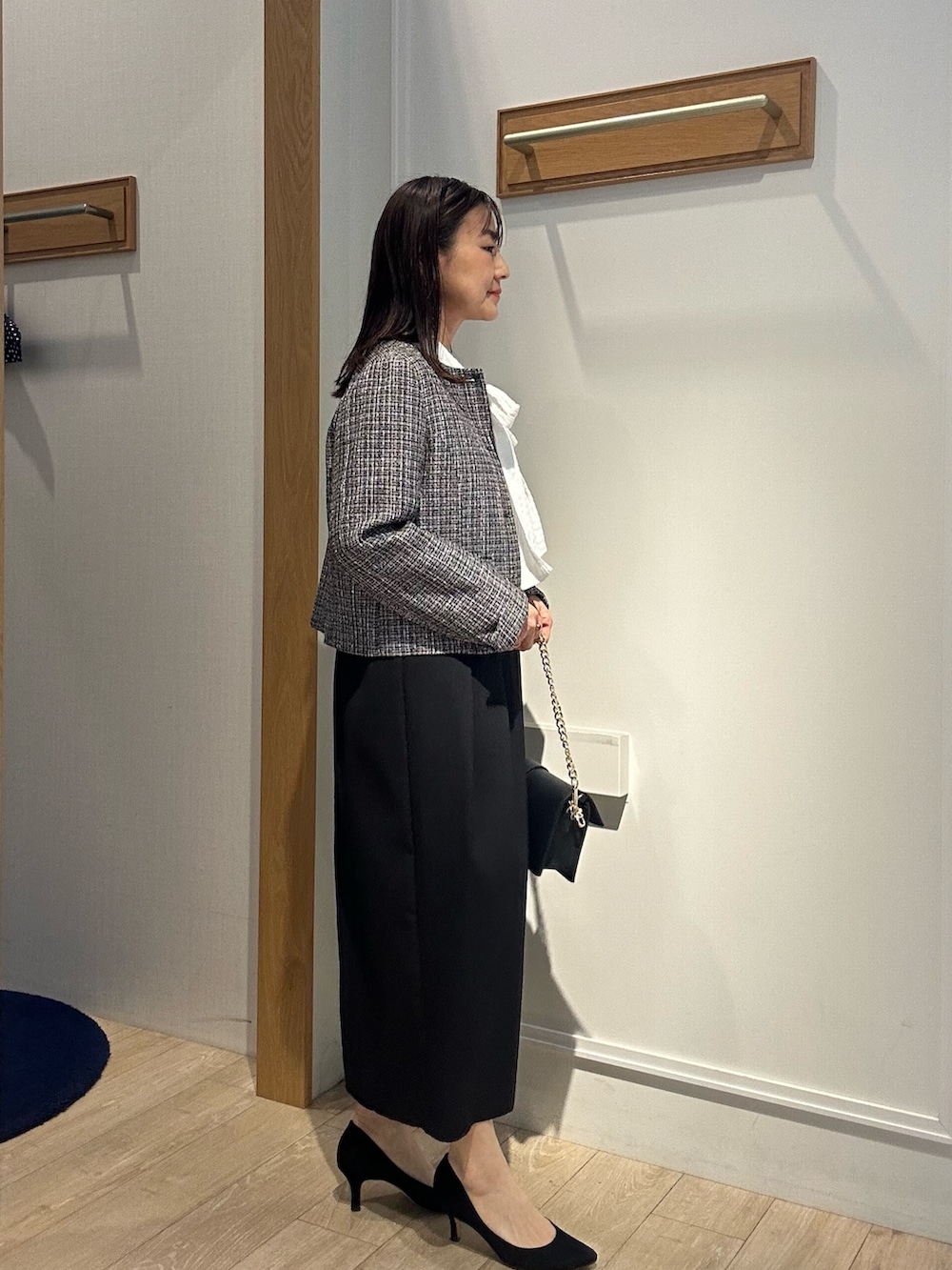 「大人女子、オフィススタイル、フェミニンコーデ、お仕事コーデ、キレイめ、40代、40代ファッション、40代女性、50代ファッション、入学式、入学式ママコーデ、卒業式、卒業式コーデ、卒業式ママコーデ、セレモニー」｜「MICO COULIERの《オケージョン対応》コッパーラメツィードジャケット（ノーカラージャケット、ブラック系）」を使った、daimonさん（骨格ナチュラル・レディース・154cm）の春コーディネートの2枚目の写真