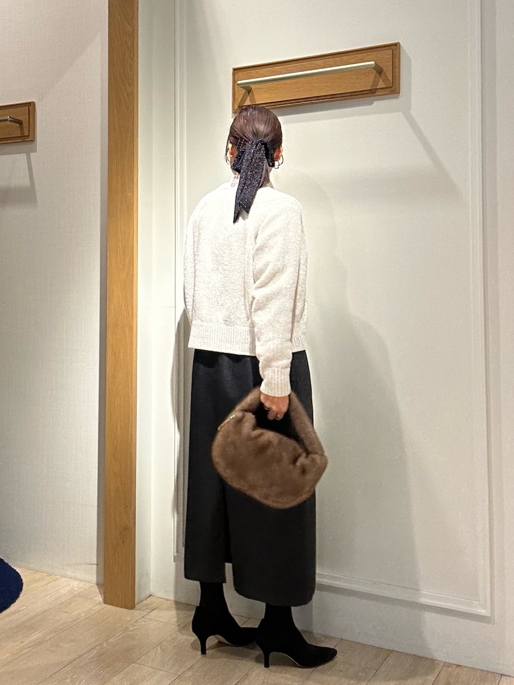 ベージュ系のシャツ/ブラウス、ホワイト系のカーディガン/ボレロ、グレー系のワンピースを着用したレディースの秋コーディネートの5枚目の写真