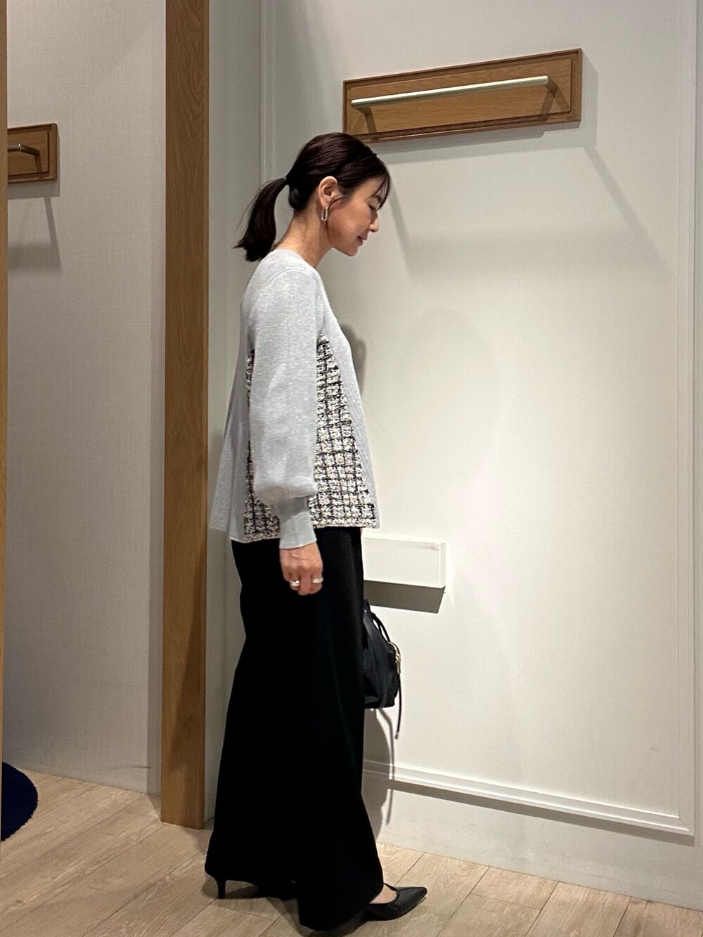 グレー系のニット/セーター、ブラック系のその他パンツを着用したレディースの冬コーディネートの2枚目の写真