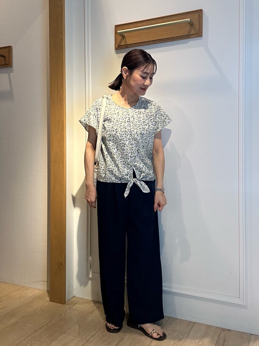 ブルー系のその他パンツ、グリーン系のシャツ/ブラウス、ベージュ系のカーディガン/ボレロを着用したレディースの春コーディネートの10枚目の写真