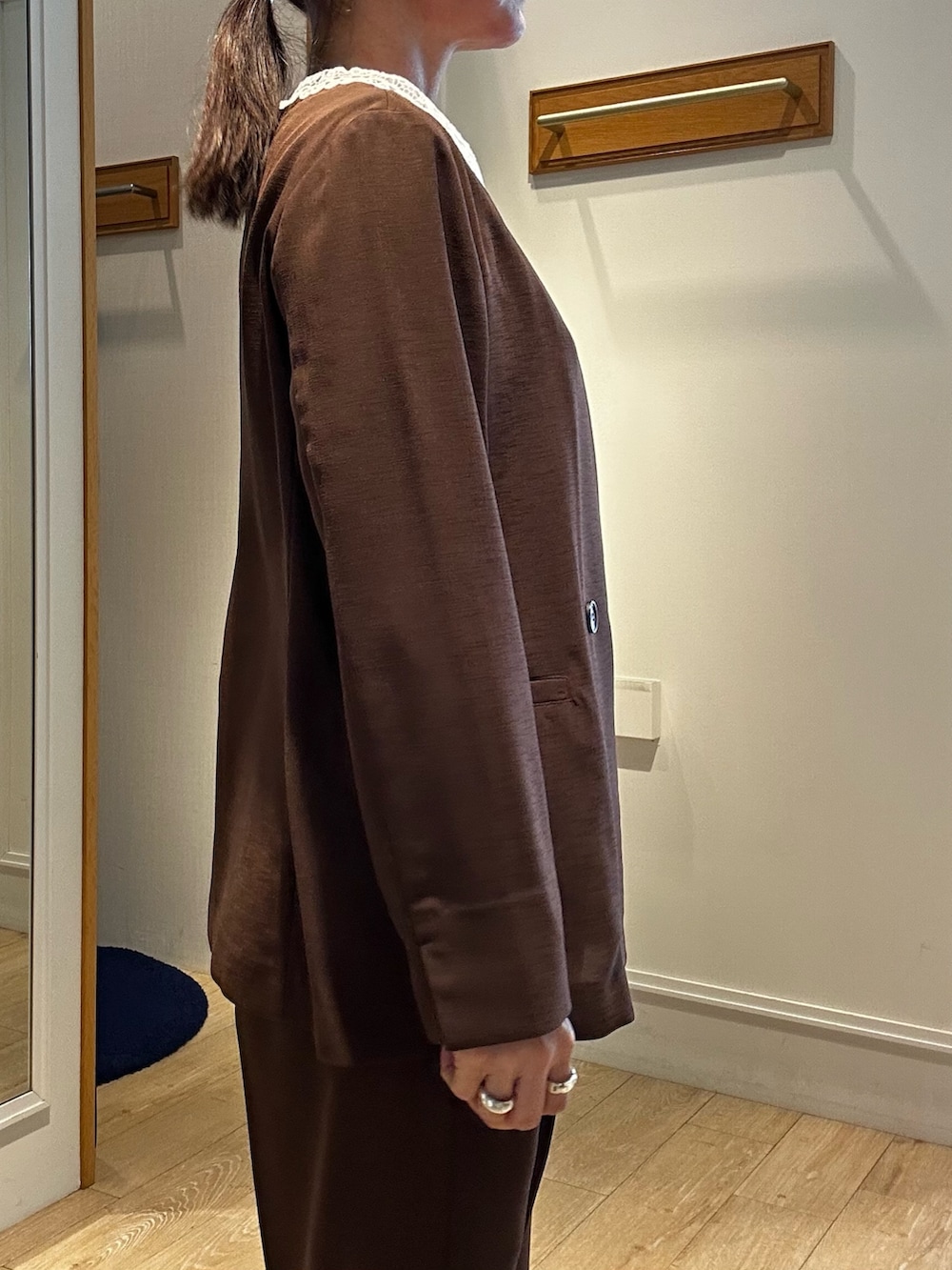 ブラウン系のその他パンツ、ベージュ系のシャツ/ブラウス、ブラウン系のノーカラージャケットを着用したレディースの春コーディネートの7枚目の写真