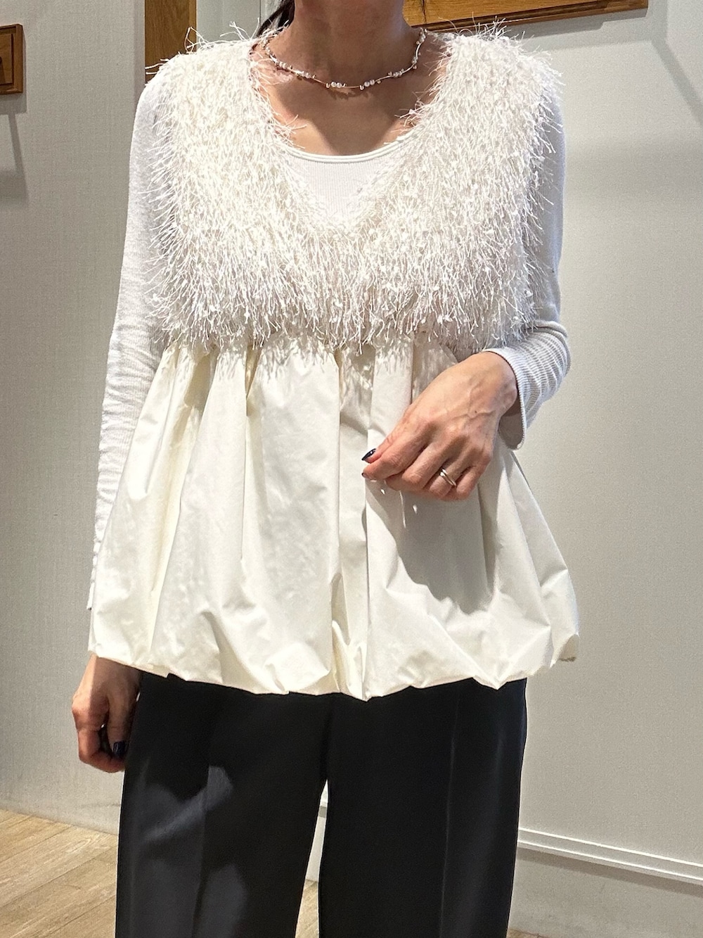 ブルー系のテーラードジャケット、ホワイト系のシャツ/ブラウス、ブルー系のその他パンツを着用したレディースの冬コーディネートの10枚目の写真