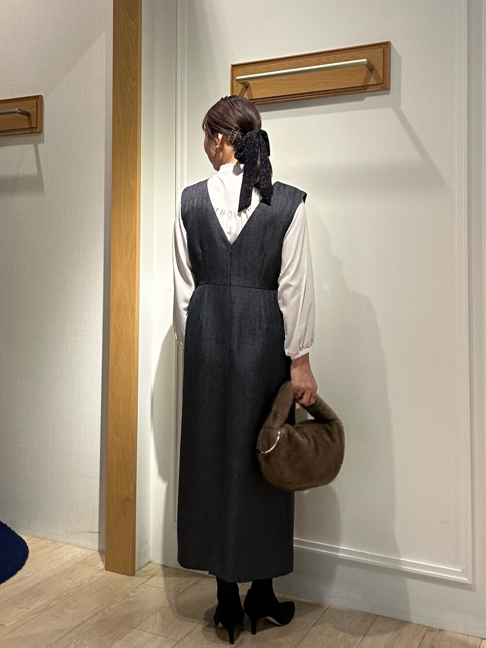 ベージュ系のシャツ/ブラウス、ホワイト系のカーディガン/ボレロ、グレー系のワンピースを着用したレディースの秋コーディネートの10枚目の写真