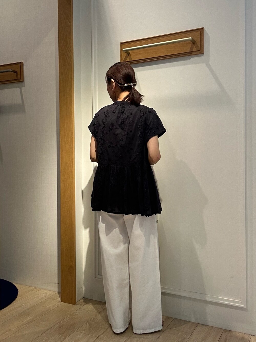 ブラック系のシャツ/ブラウス、ホワイト系のデニムパンツ、ベージュ系のボストンバッグを着用したレディースの夏コーディネートの4枚目の写真