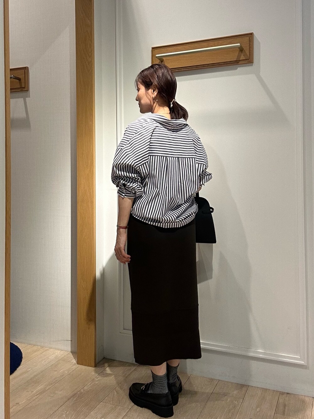 ブラック系のシャツ/ブラウス、ブラウン系のスカート、ブラック系のキャミソールを着用したレディースの秋コーディネートの3枚目の写真