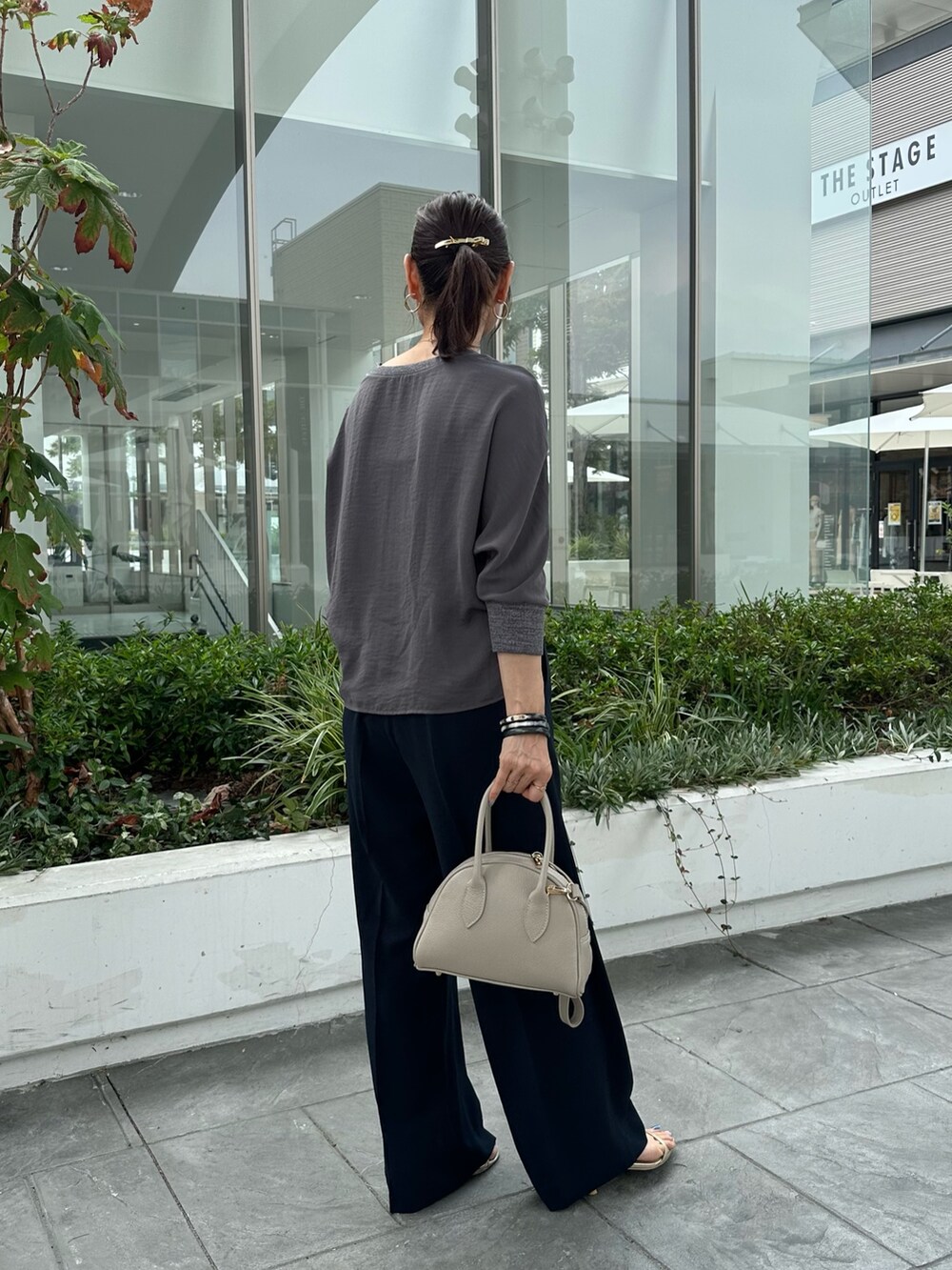 グレー系のシャツ/ブラウス、ブルー系のその他パンツ、ベージュ系のボストンバッグを着用したレディースの夏コーディネートの3枚目の写真