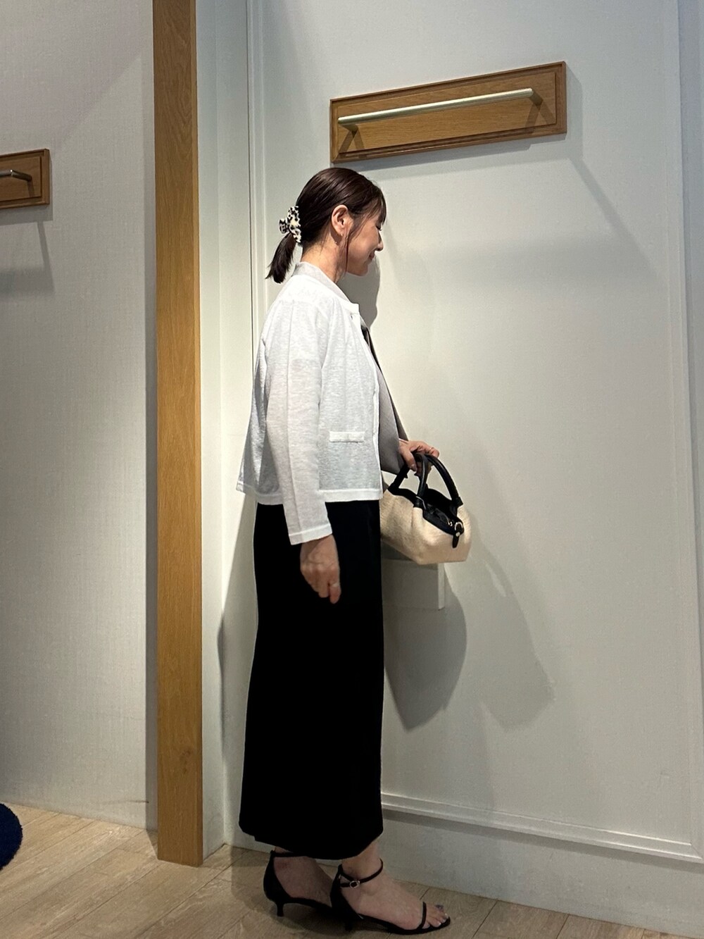 「半袖シャツ、お出かけコーデ、シンプルコーデ、夏コーデ、大人ファッション、キレイめコーデ、シンプルスタイル、スカートコーデ、低身長女子、おでかけコーデ、低身長コーデ、150cm台コーデ、きちんとスタイル、きちんとコーデ、カーディガンコーデ」|「NOLLEY’Sの【LORISTELLA/ロリステッラ】雑材コンビミニバッグmade in italy(バックパック/リュック、ブラック系)」を使った、daimonさん(レディース・154cm)の夏コーディネートの4枚目の写真