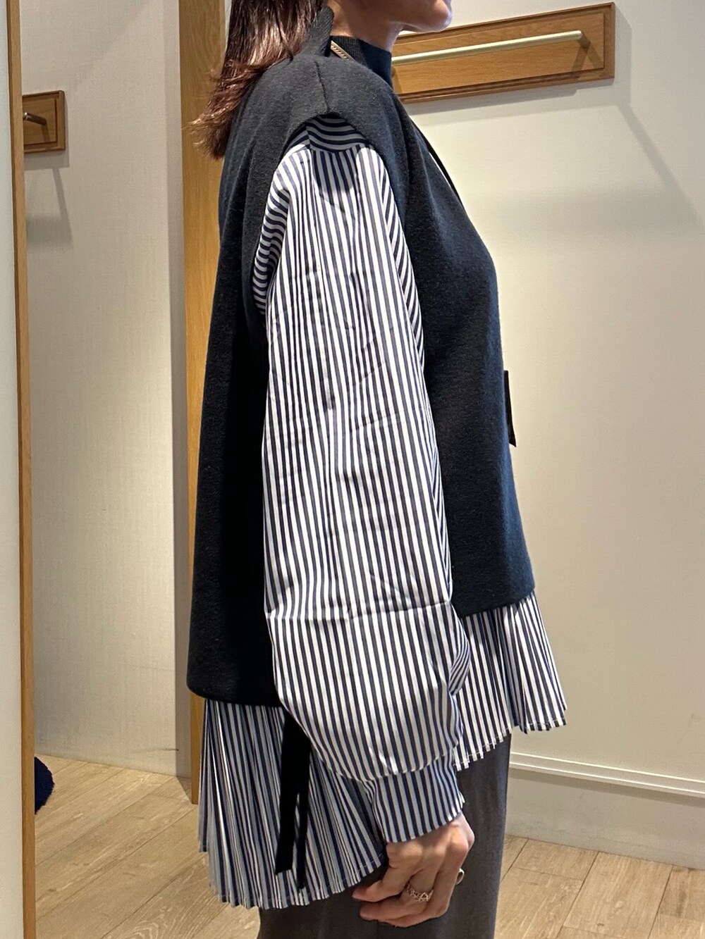 ブラック系のブルゾン、グレー系のその他パンツ、ブラック系のニット/セーターを着用したレディースの秋コーディネートの6枚目の写真