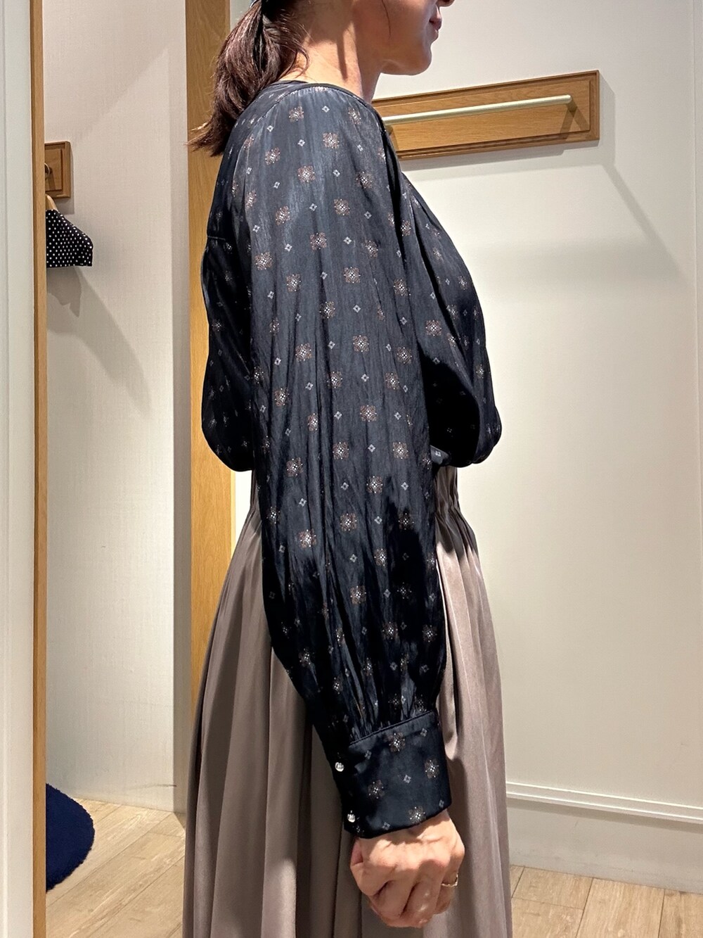 ブラウン系のスカート、ブルー系のシャツ/ブラウス、ブラウン系のトートバッグを着用したレディースの秋コーディネートの6枚目の写真