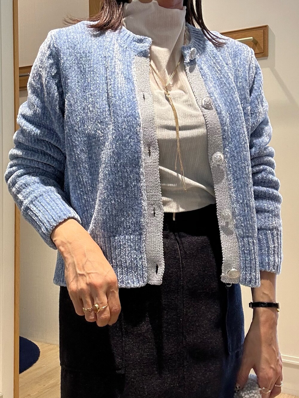 ホワイト系のTシャツ/カットソー、パープル系のスカート、グレー系のトートバッグを着用したレディースの秋コーディネートの8枚目の写真