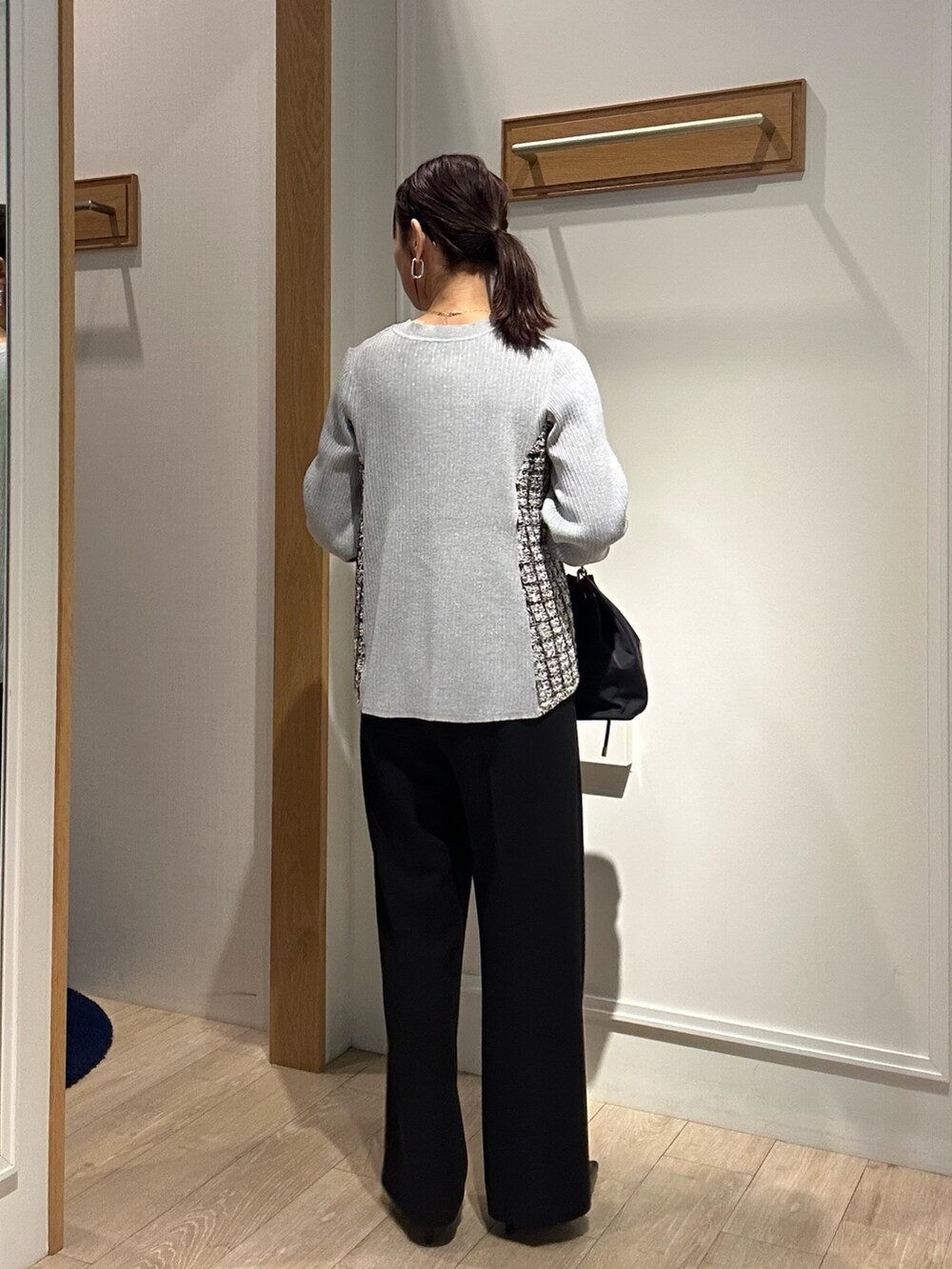 グレー系のニット/セーター、ブラック系のその他パンツを着用したレディースの冬コーディネートの4枚目の写真