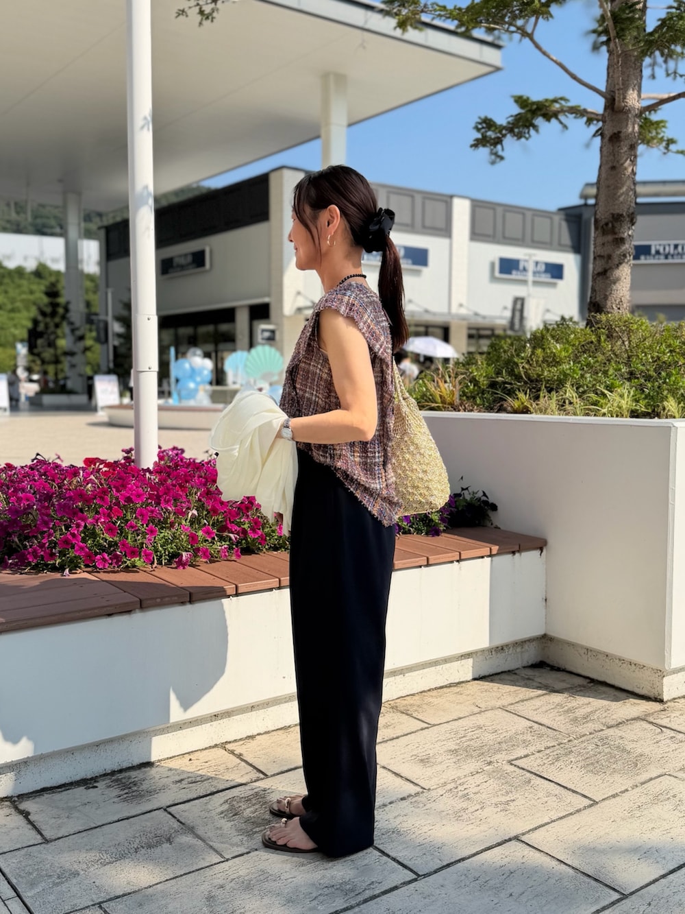 ブラウン系のシャツ/ブラウス、ブルー系のその他パンツ、ホワイト系のTシャツ/カットソーを着用したレディースの夏コーディネートの2枚目の写真